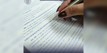 Mujer procesada por presunto falsificado de constancias médicas