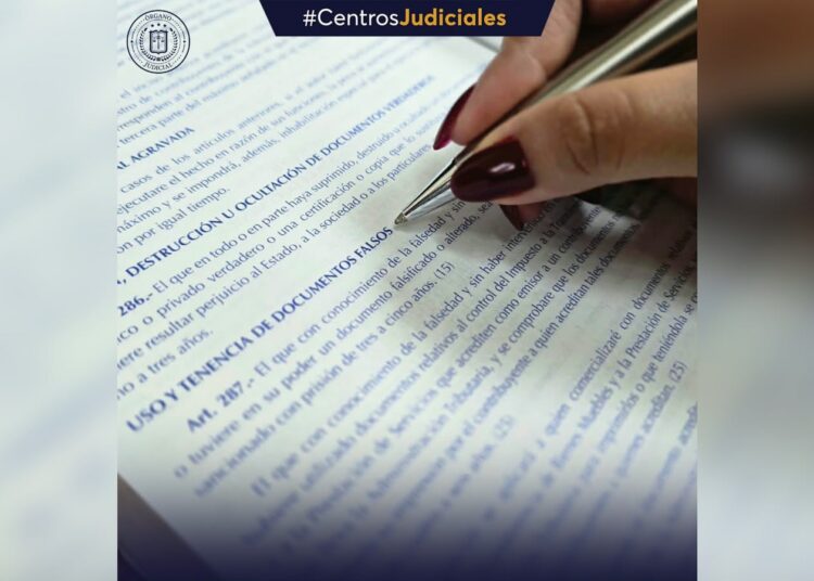 Mujer procesada por presunto falsificado de constancias médicas